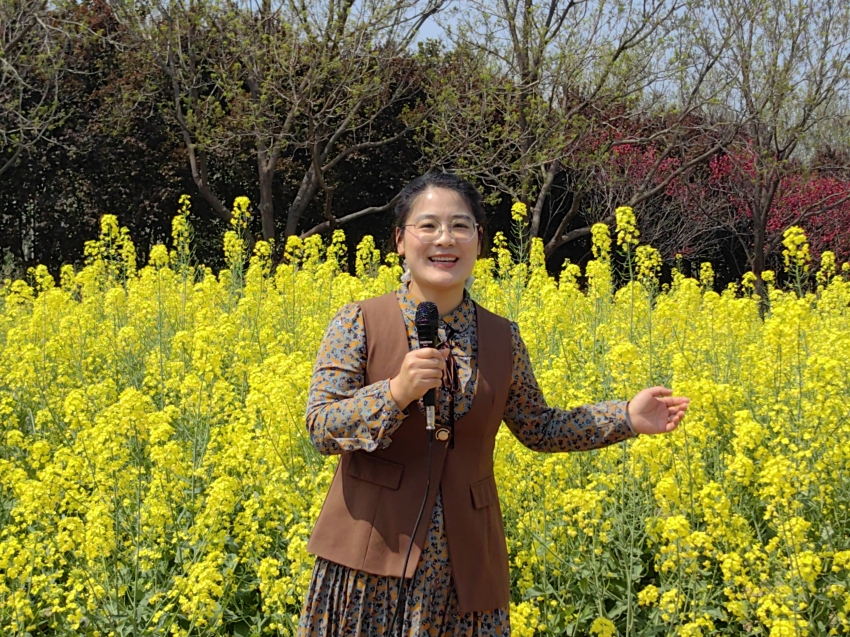 图书馆举办“春染花田，诗韵芳华”花田诗会